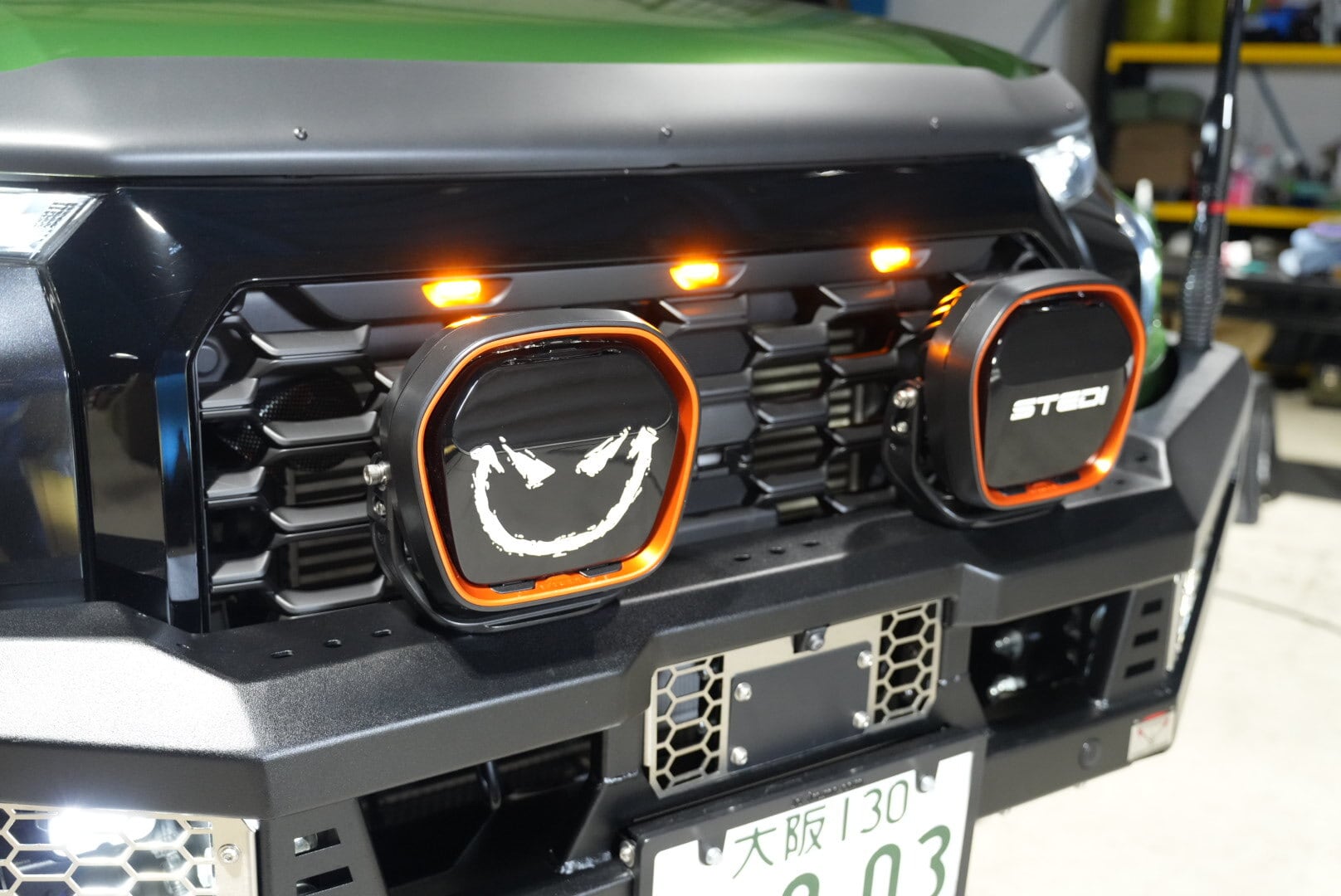 新型トライトン ブラックエディショングリル(アンバーマーカー付き