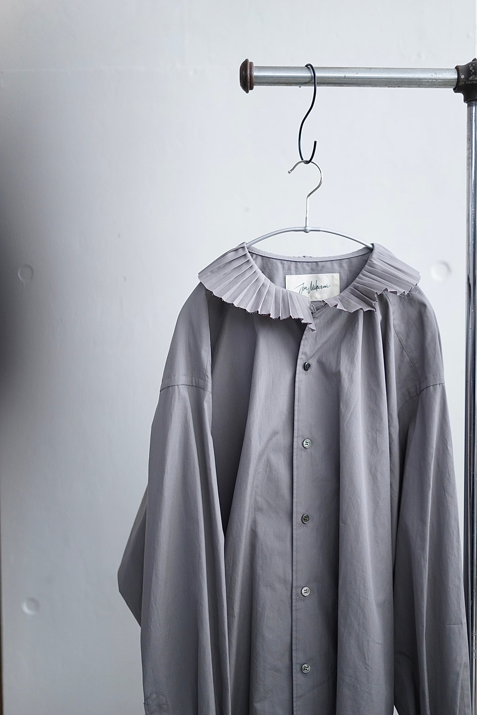 JUN MIKAMI / プリーツカラーシャツ( cream / gray ) | JUQUI JUN MIKAMI / プリーツカラーシャツ( cream / gray ) | JUQUI
