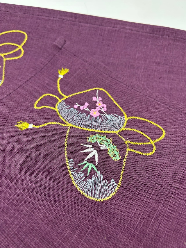 貝合わせとお紐の刺繍　古代紫地ランチョンマット　2枚