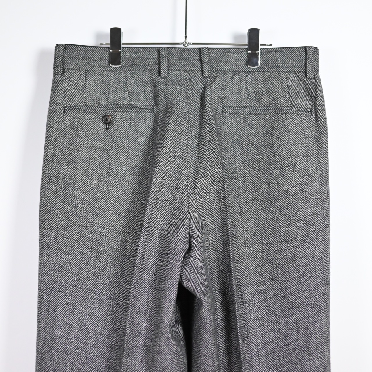 INTERIM / INDIA WOOL CLASSIC HERRINGBONE WITH LEATHER PIPING 2-TUCK STRAIGHT SLACKS