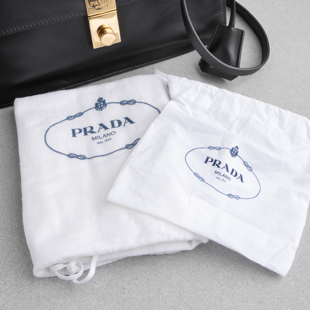 プラダ ソフトサウンド ミディアム ショルダーバッグ ブラック レザー AW25