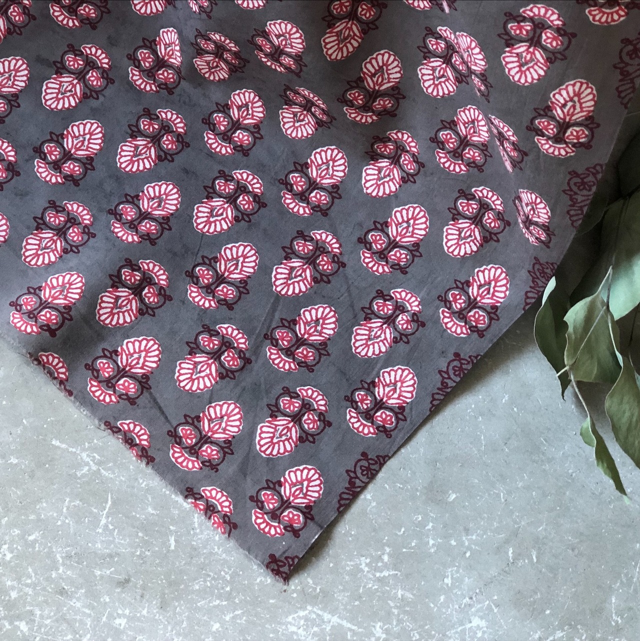 インドの布《インド柄 No.3 / グレー / コットン》シルクスクリーン/ベジタブルダイ　Mulaセレクト