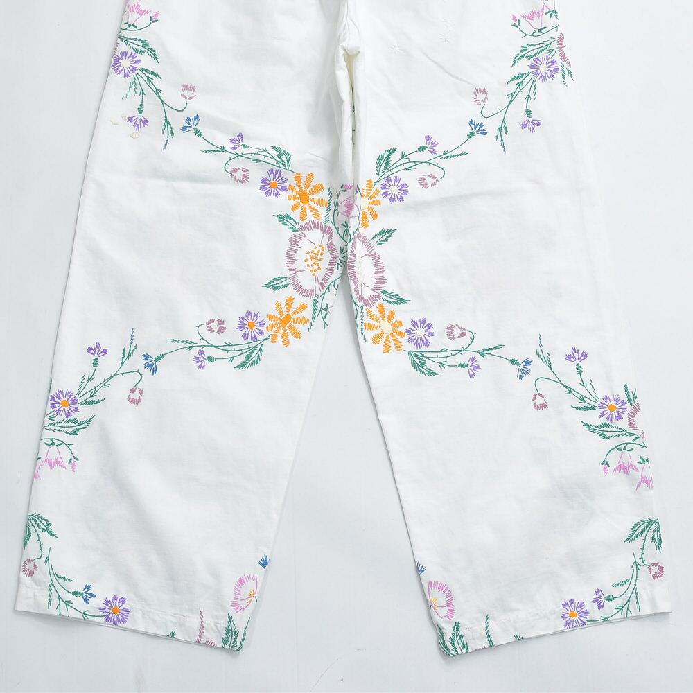 1点物 ハンドメイド 刺繍パッチワーク ピンクフリル レース 白 リメイクパンツ Remakeリメイク 再構築 パッチワーク&フラワー 刺繍 デザイン ルーズ