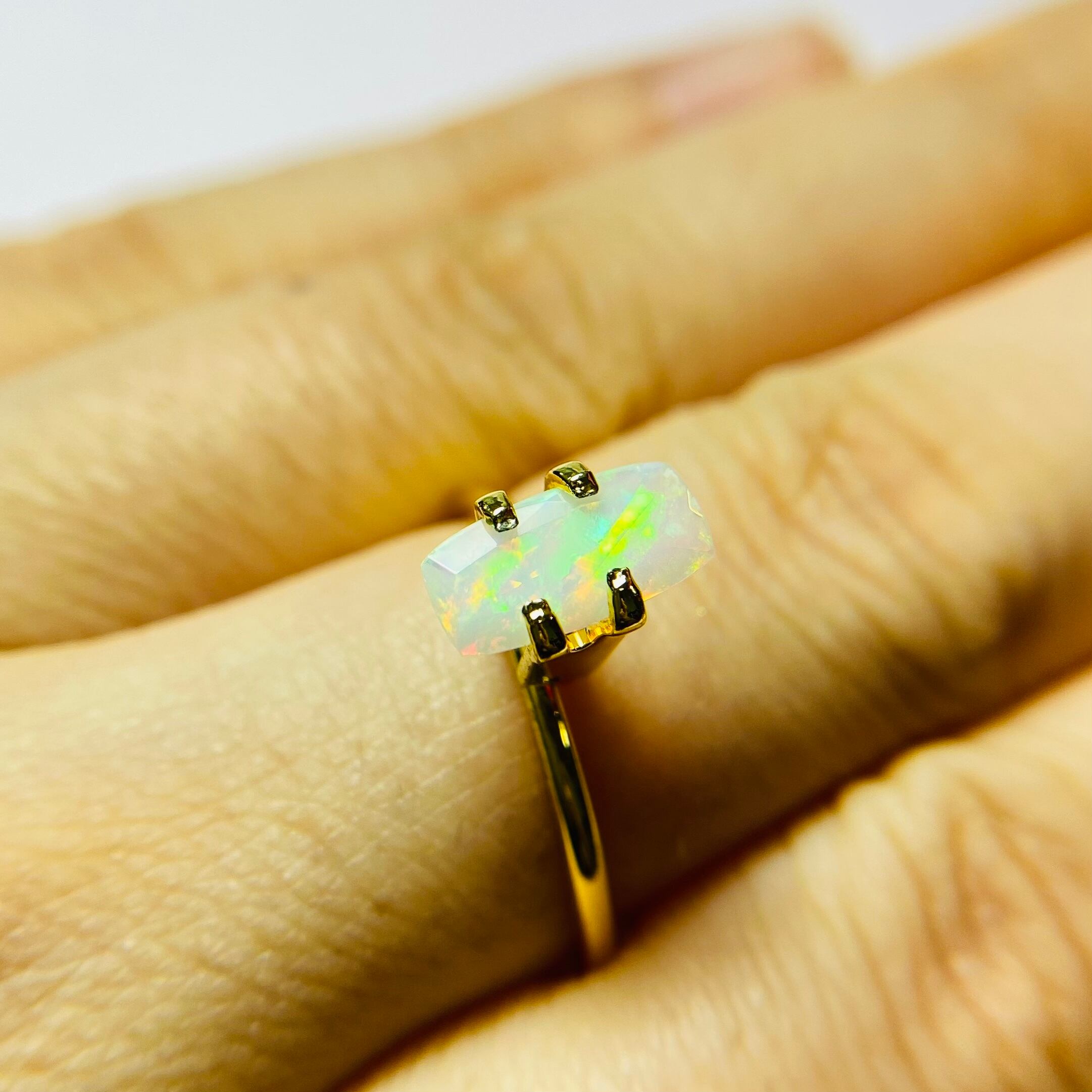 遊色美しいオパール