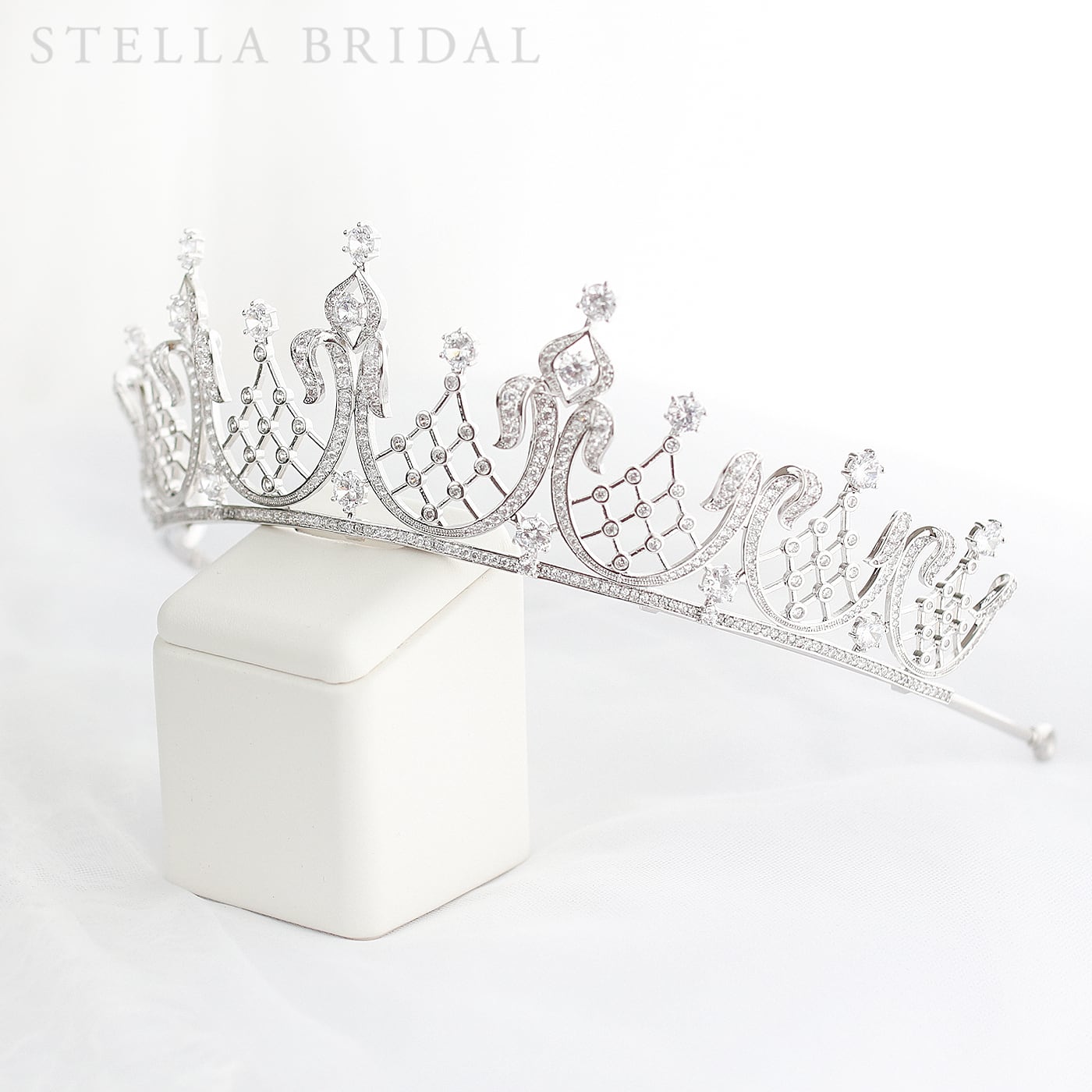 LoveTiara ガブリエラジュルコニアティアラ 花嫁様お写真：ガブリエラジルコニアティアラ│ブライダル