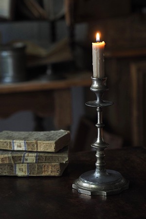 姿勢伸びたじろぎなく-antique pewter candle stand