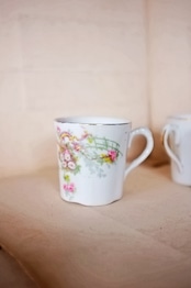 19世紀 フランス 湾曲のロココと薔薇たちの手彩色カップ パリ窯 アンティーク