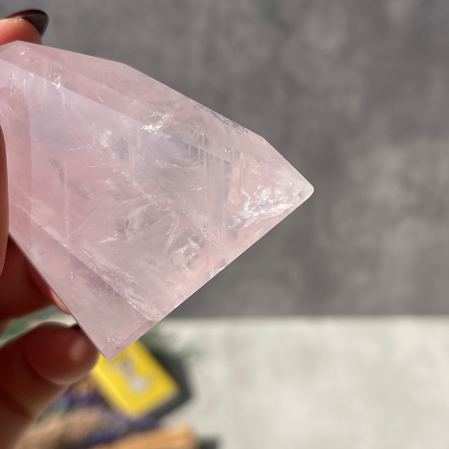 ブラジル・バイーア州産 ローズクォーツ ポリッシュポイント｜シャープな結晶感｜一点もの