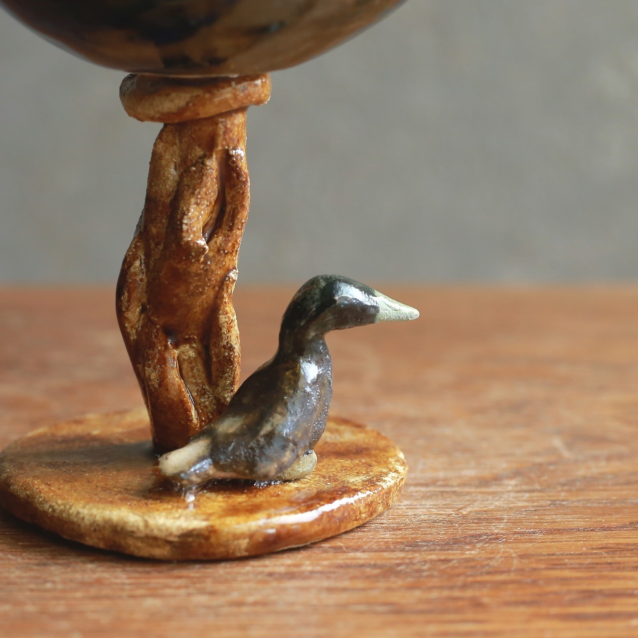 アヒルが休憩中の、味わい深いゴブレット