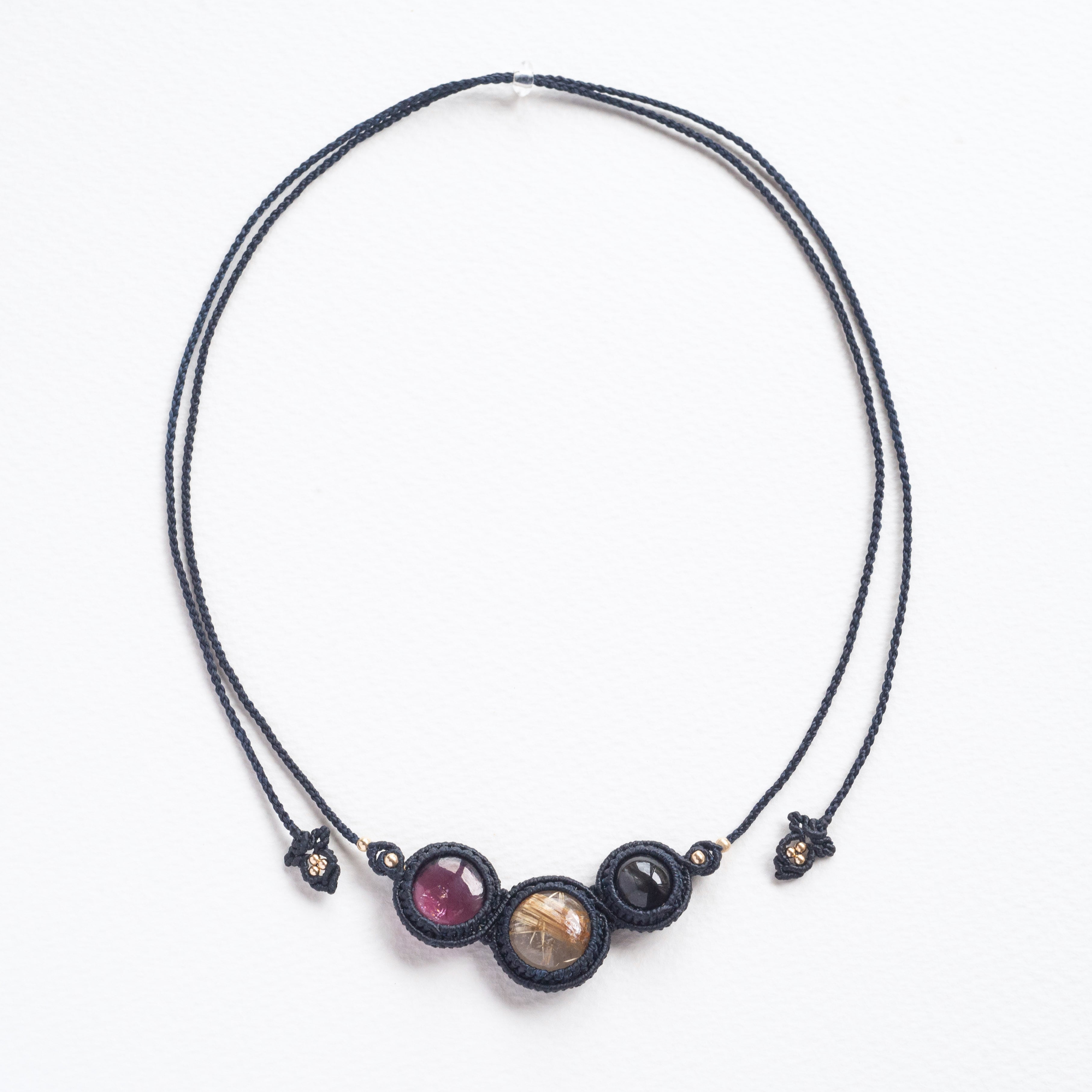 ルチルクォーツとガーネットのマクラメ編み 天然石ネックレス