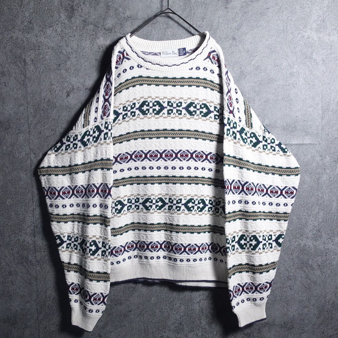 White geometric pattern border design knit