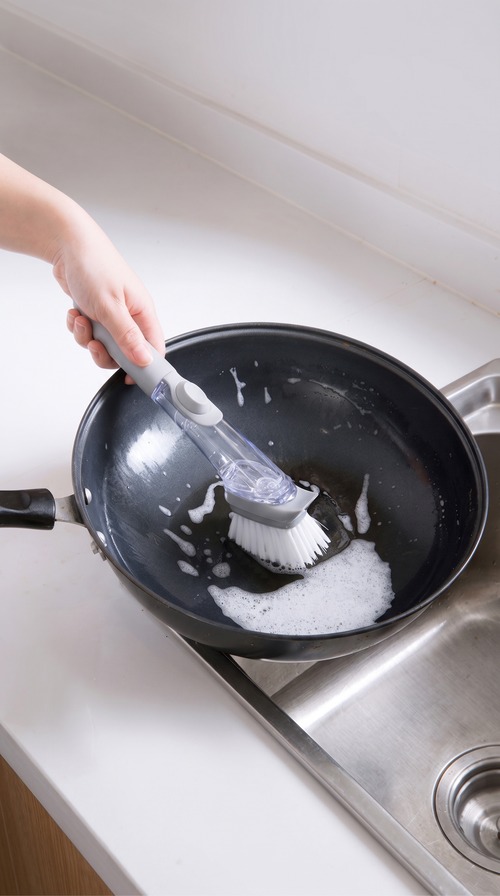 液体洗剤内蔵 ポットブラシ｜押すだけ洗剤が出る、焦げもこびりつきも一発洗浄。交換ヘッド3種付き