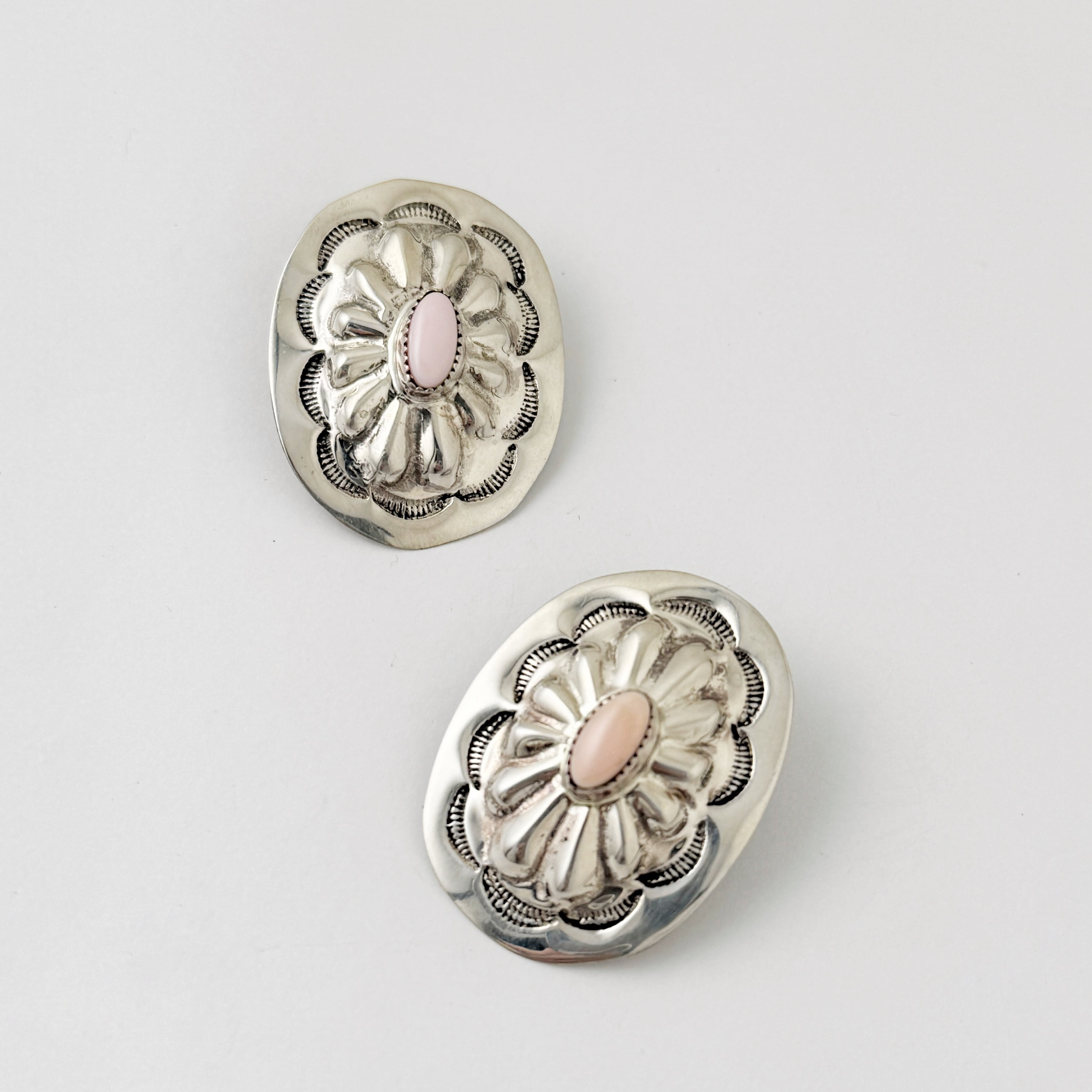 《Indian Jewelry》HENRY YAZZIE作 ピンクコンクシェル オーバルフラワー コンチョ スタッドピアス