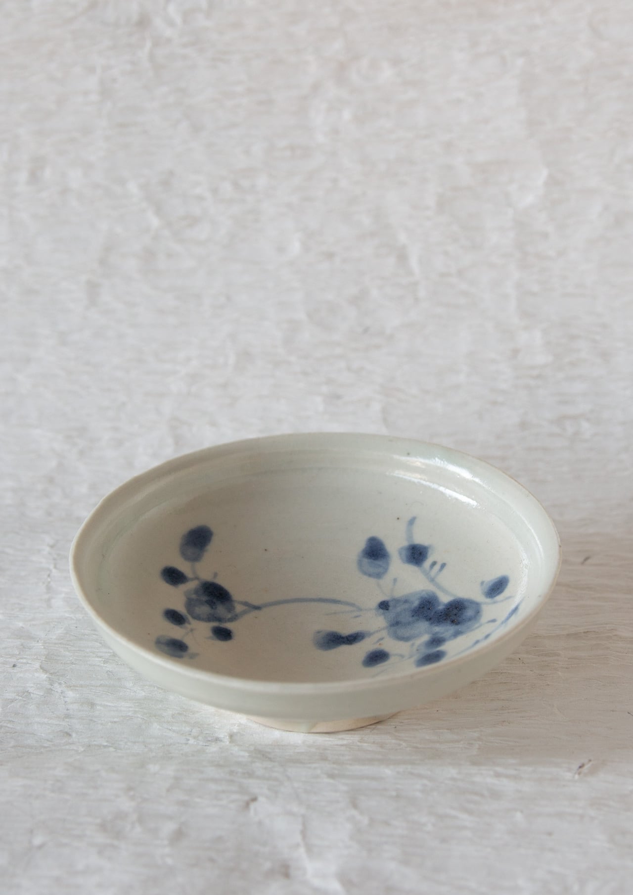 染付梅紋平盃 浜野まゆみ作 HM20_34 | web-shop MITATE 染付梅紋平盃 浜野まゆみ作 HM20_34 | web-shop MITATE