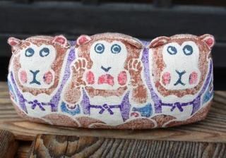 お元気三子猿 （三猿。よく見よく聞きよく話す。） 木版手染め