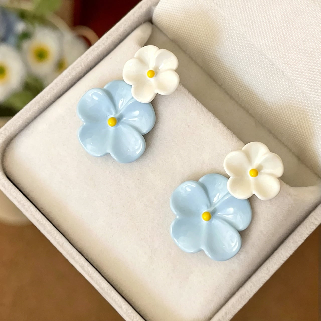 R47 .青と白の花モチーフのイヤリング（ノンホールピアス） | GIFTUU