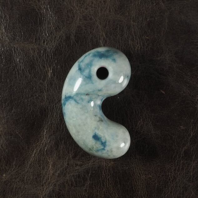 糸魚川翡翠 希少色 大所産 青翡翠 勾玉 15.1g Itoigawa Blue Jadeite