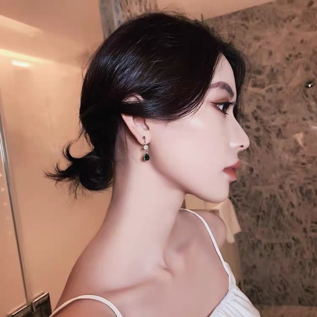 ピアス　エメラルドグリーン　ラインストーン　星　ゆらゆら　しずく形