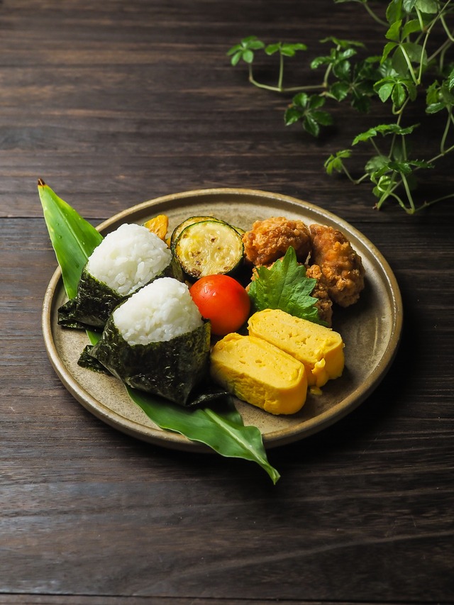 斑茶色 ラウンドプレート（メインディッシュ・パン皿）／安藤美和