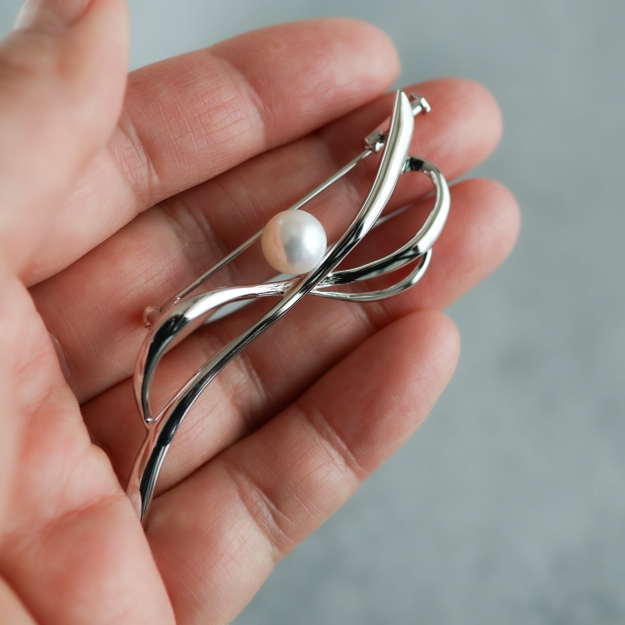 パール・イン シルバー ブローチ 流線シルバー パールブローチ | アクセサリー プリュネル本店 ｜ 私