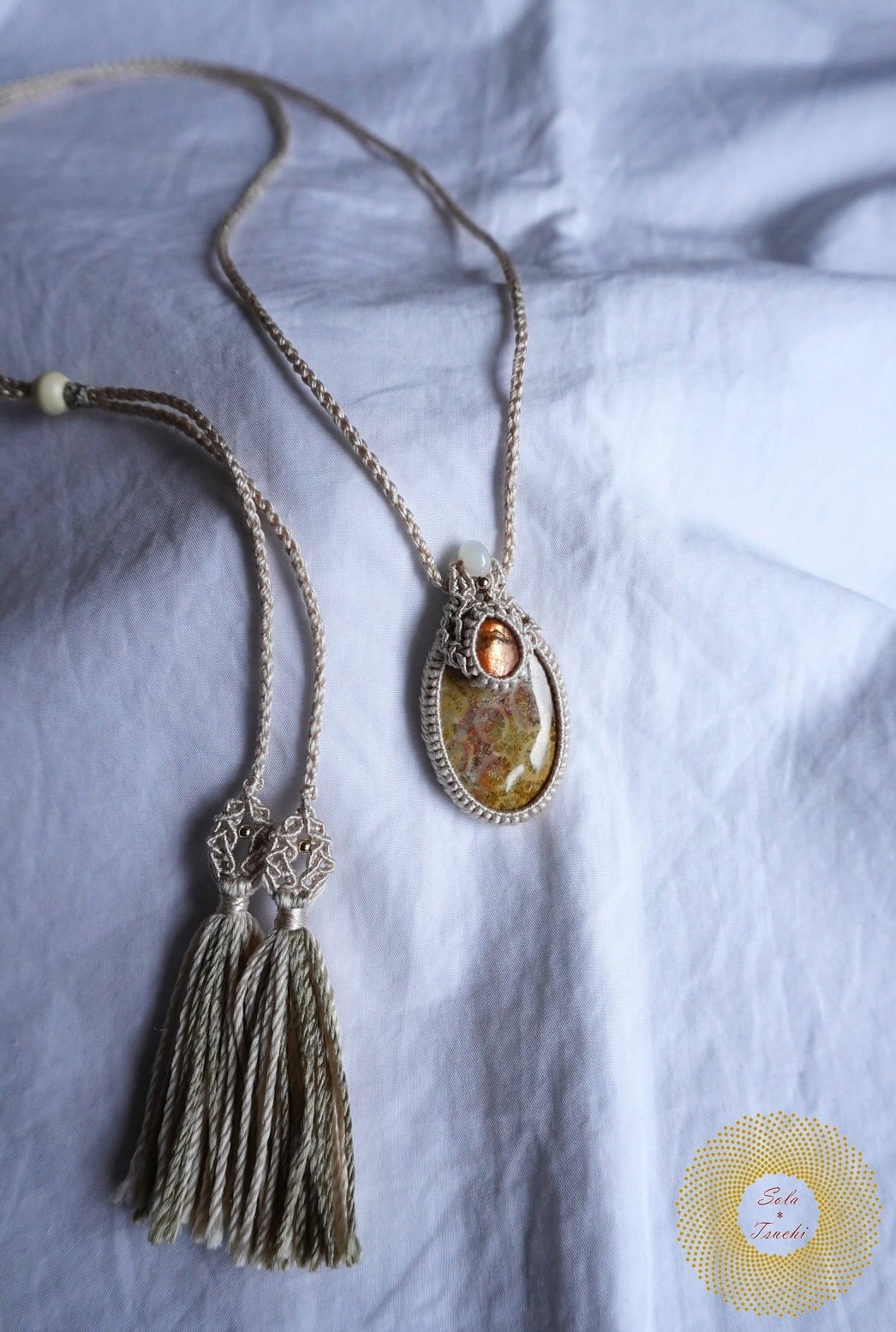 絹糸）フォッシルコーラルとサンストーンのマクラメ編み