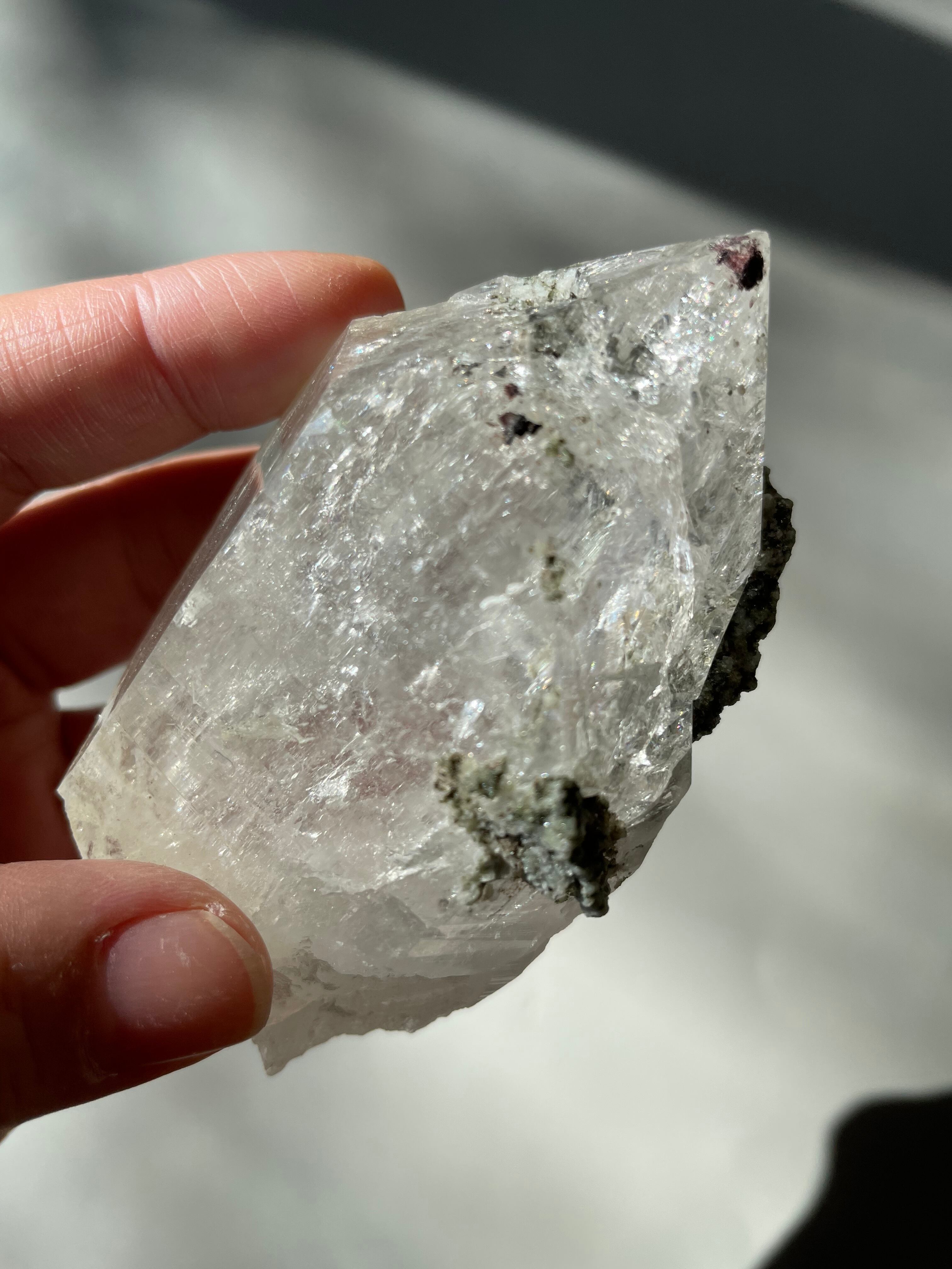 パキスタン　ギルギット　スカルドゥ産　ヒマラヤ水晶　マイカ　クローライト　虹