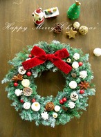 ホワイト＆レッド&木の実のフロッキーグリーンのクリスマスリース～ミドル