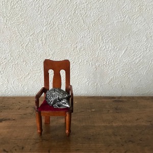 椅子とハリネズミ