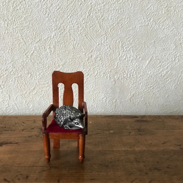 椅子とハリネズミ