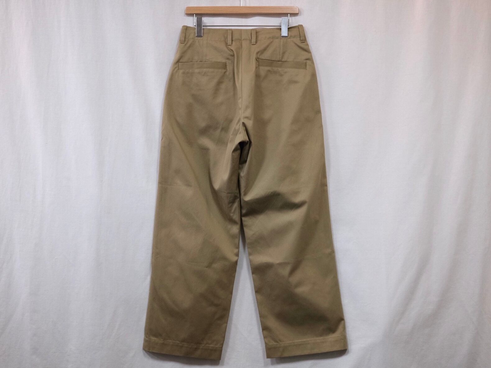 UNIVERSAL PRODUCTS.” NO TUCK WIDE CHINO TROUSERS CAMEL” | Lapel