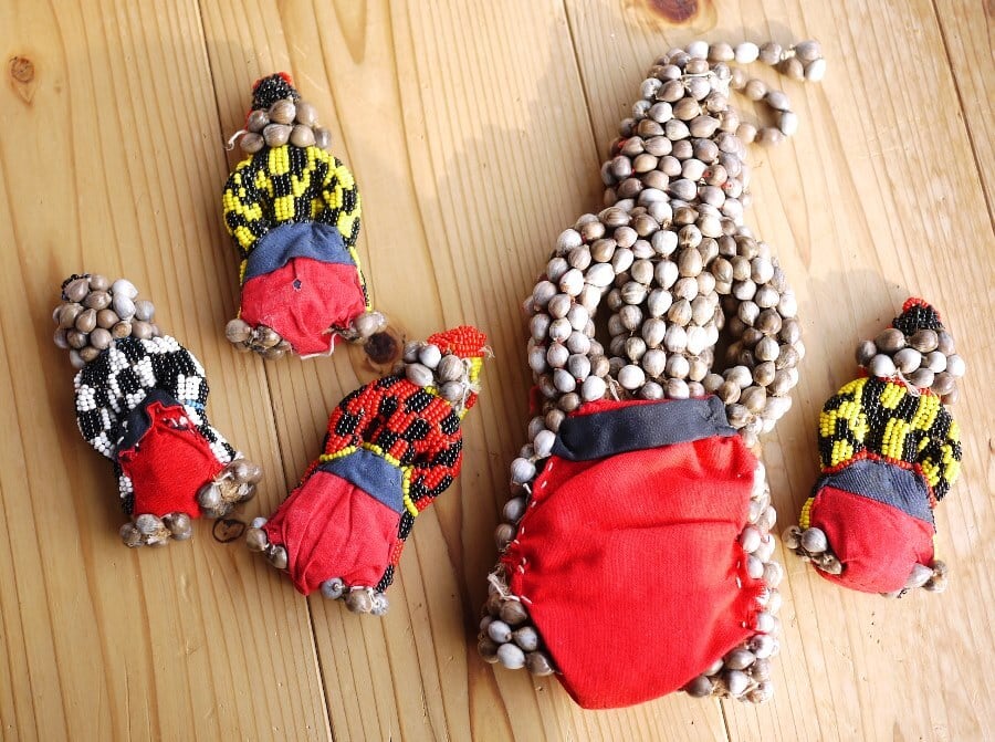 カメルーン 数珠玉ビーズ人形5体 アニミズム フォークアート | こりす