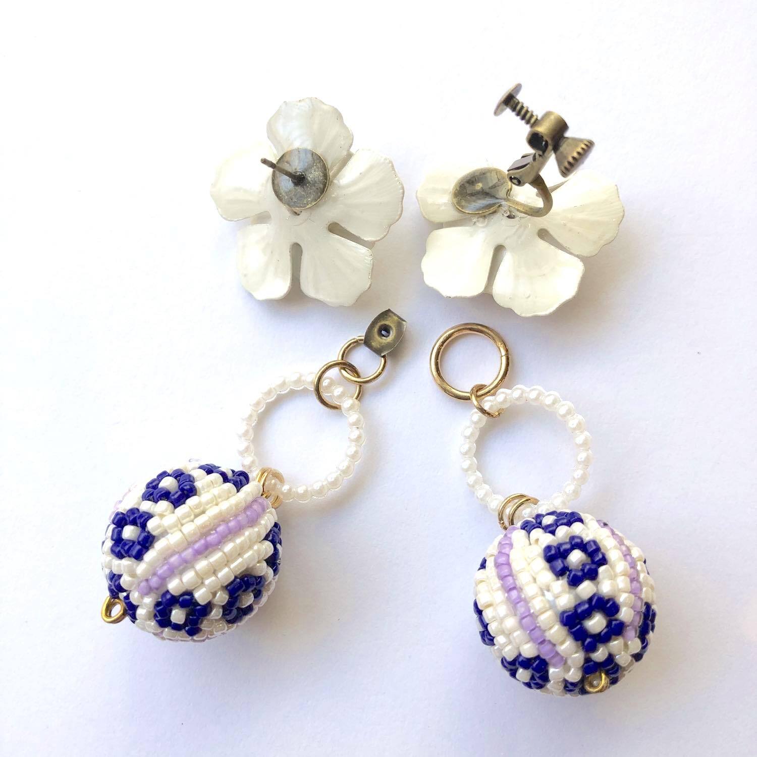 白花トップと紫ビーズボールの〈ピアス/イヤリング〉 | Dua