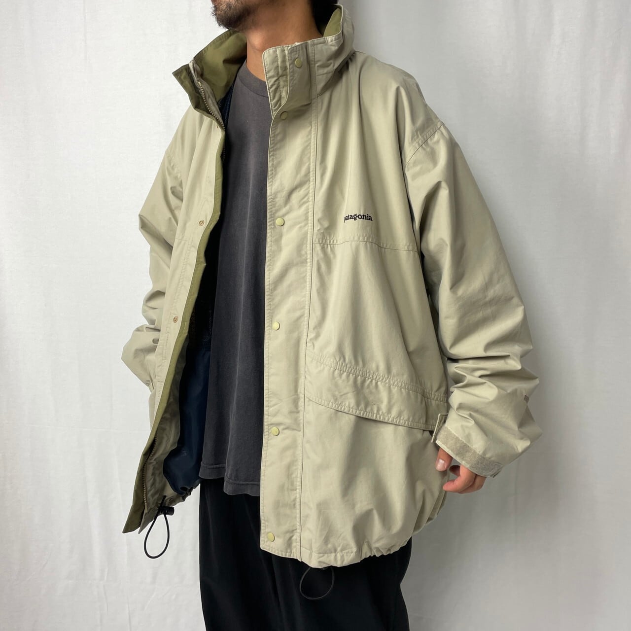 patagonia パタゴニア GORE-TEX マウンテンパーカー メンズ2XL相当 古着 83761EFA ゴアテックス フード収納式 ベージュ  大きいサイズ ビッグサイズ 【アウトドアジャケット】 | cave 古着屋【公式】古着通販サイト