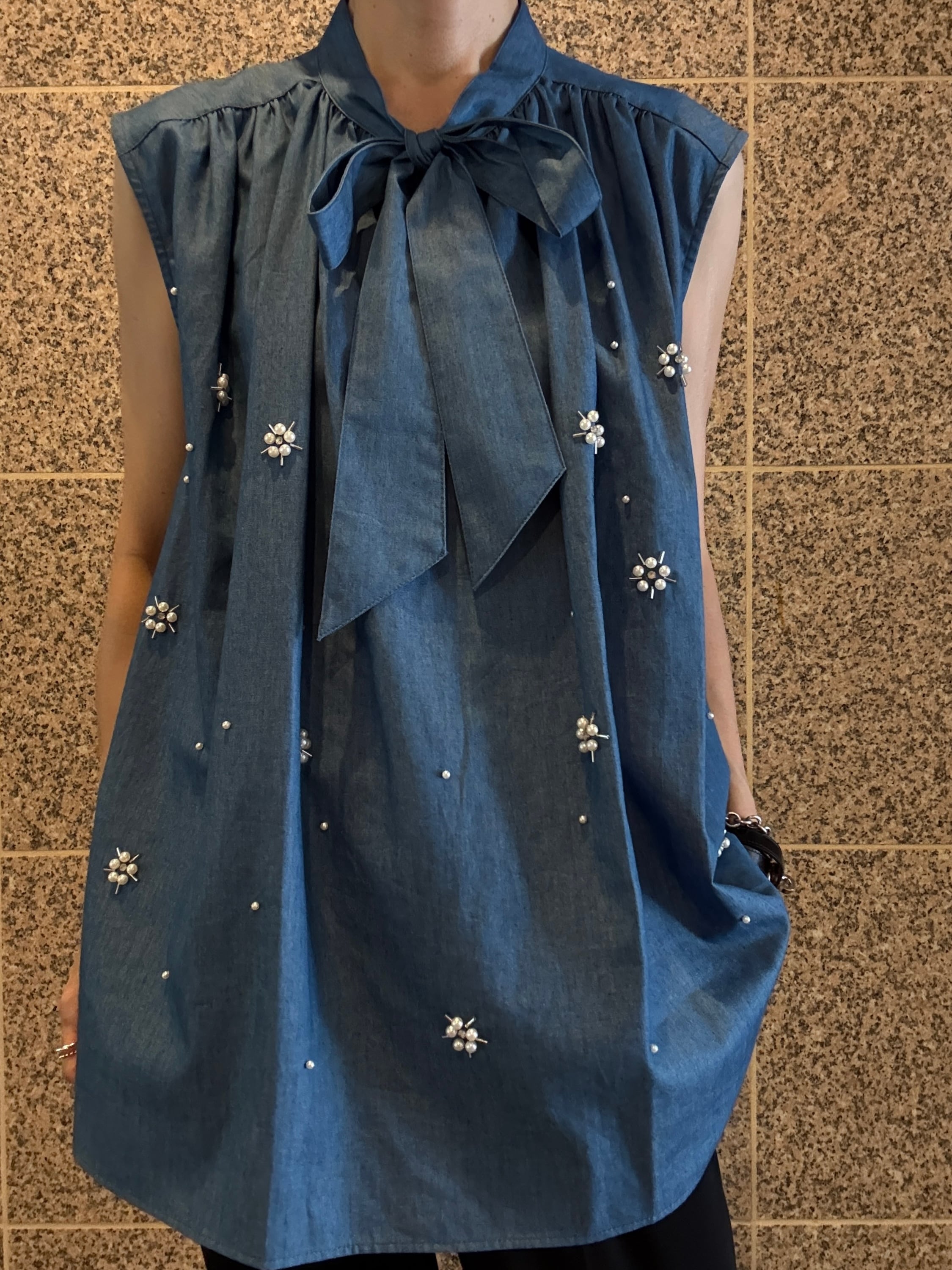 ビジュー付きデニムボウタイ ノースリーブシャツ<Troisiemechaco>