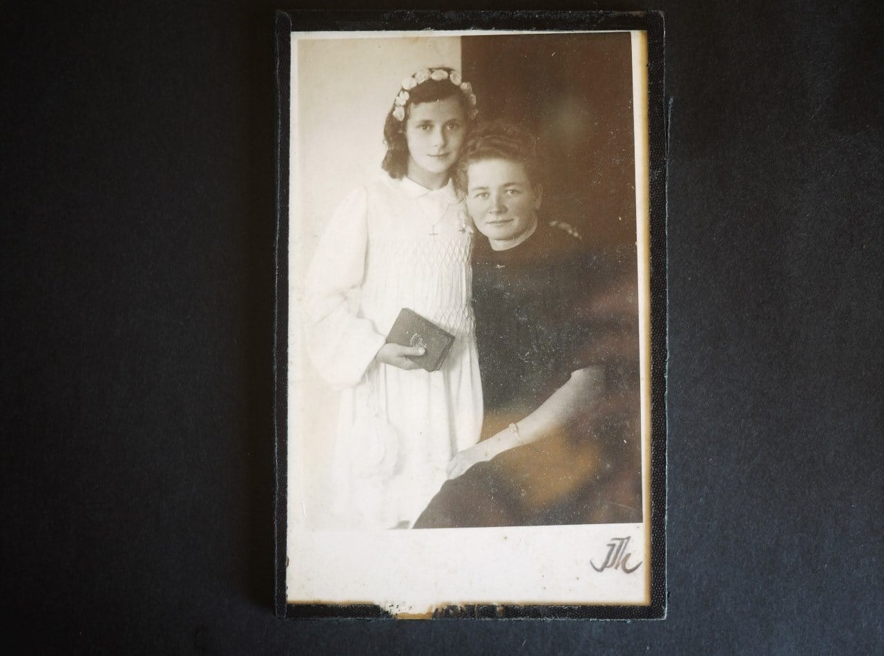 古いフォトフレーム 少女と母