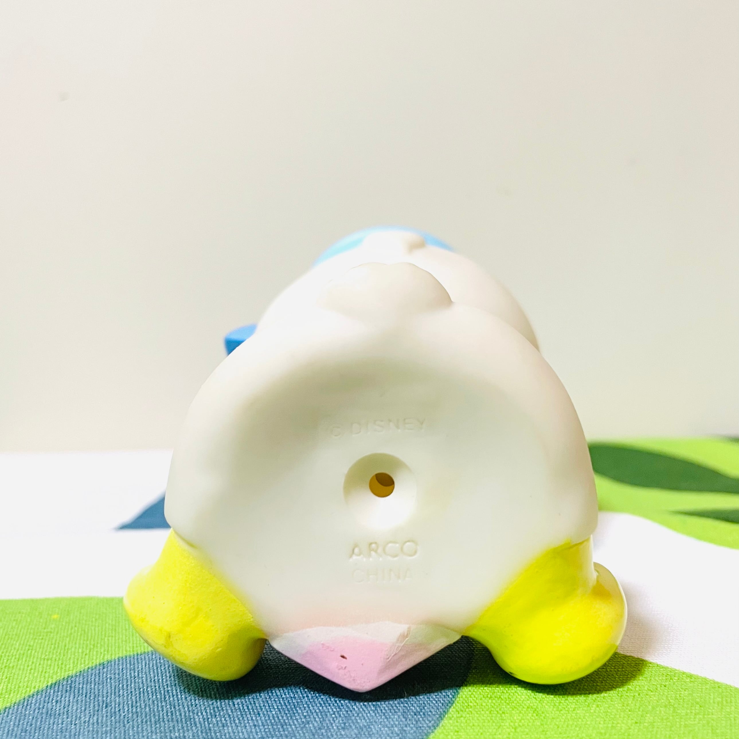 BABY DONALD DUCK SQUEAKY RUBBER DOLL ブロックを持つベビードナルド