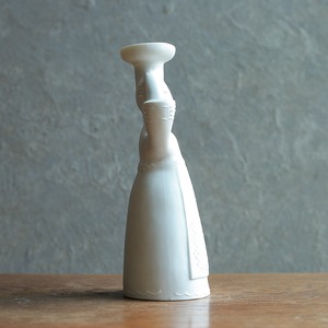 白くてなめらかな、北欧感じる女性のキャンドルホルダー