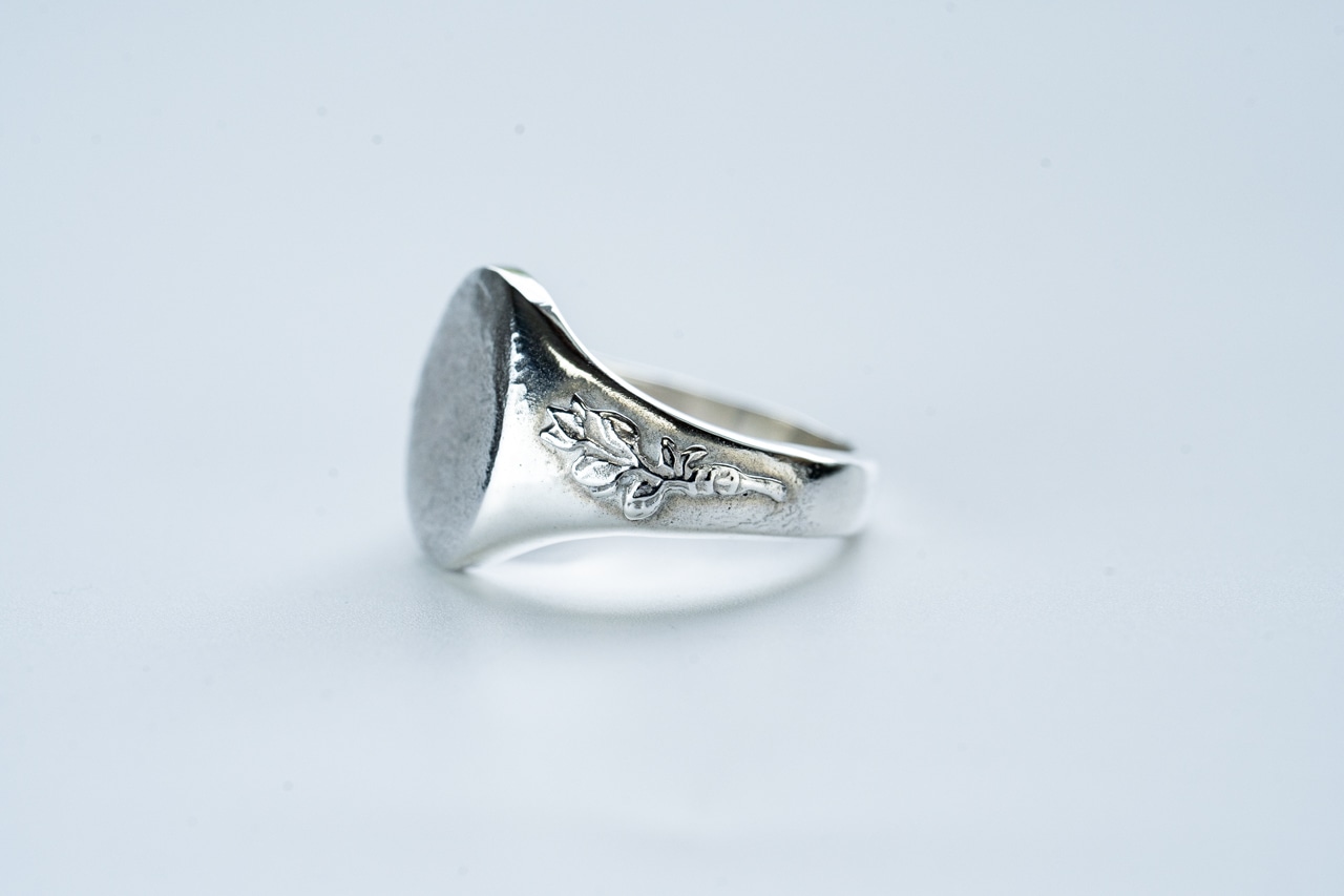 R-087 Oval signet ring olive
