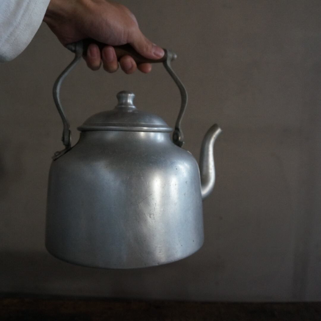 古いフランスのアルミ薬缶