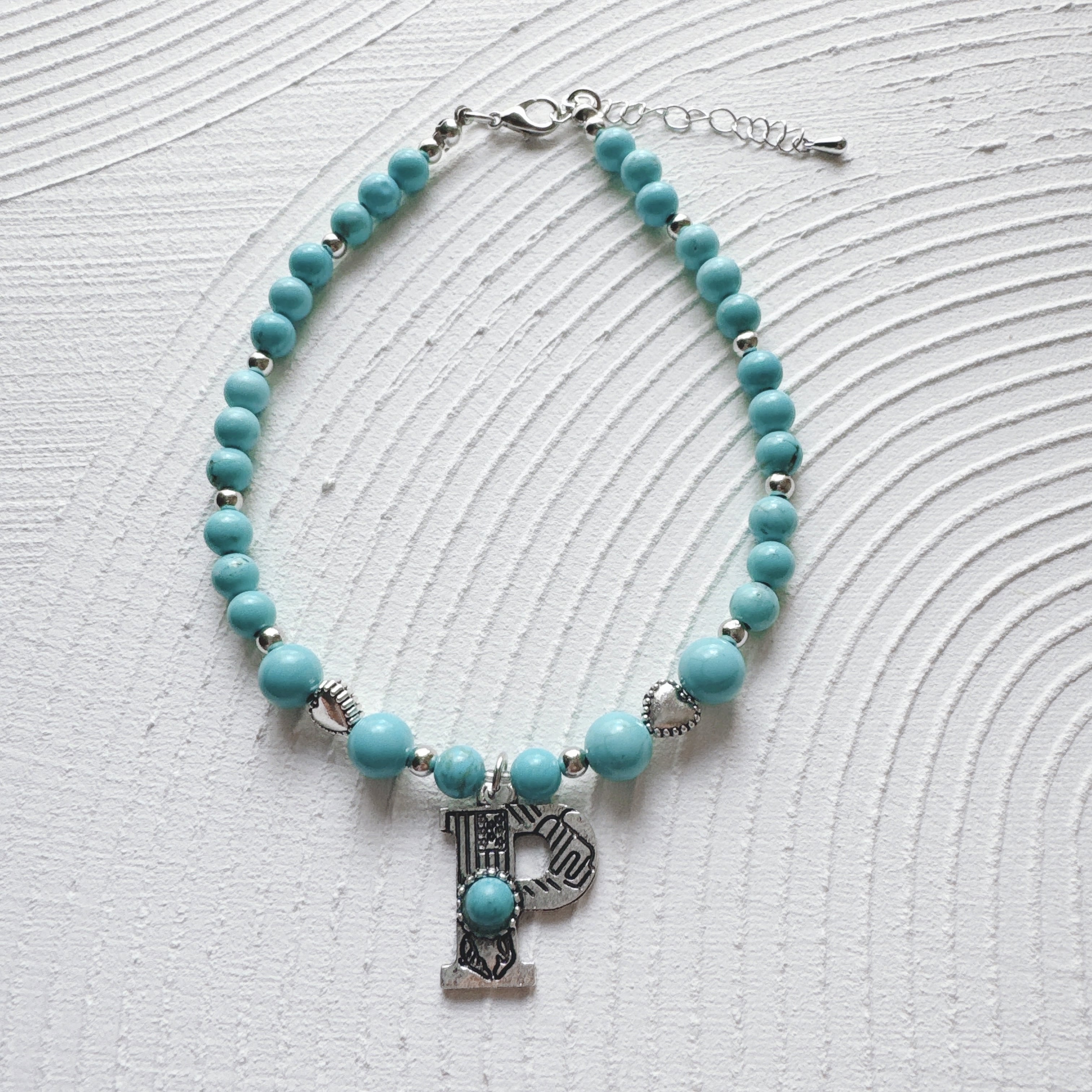シルバーイニシャルモチーフのターコイズネックレス