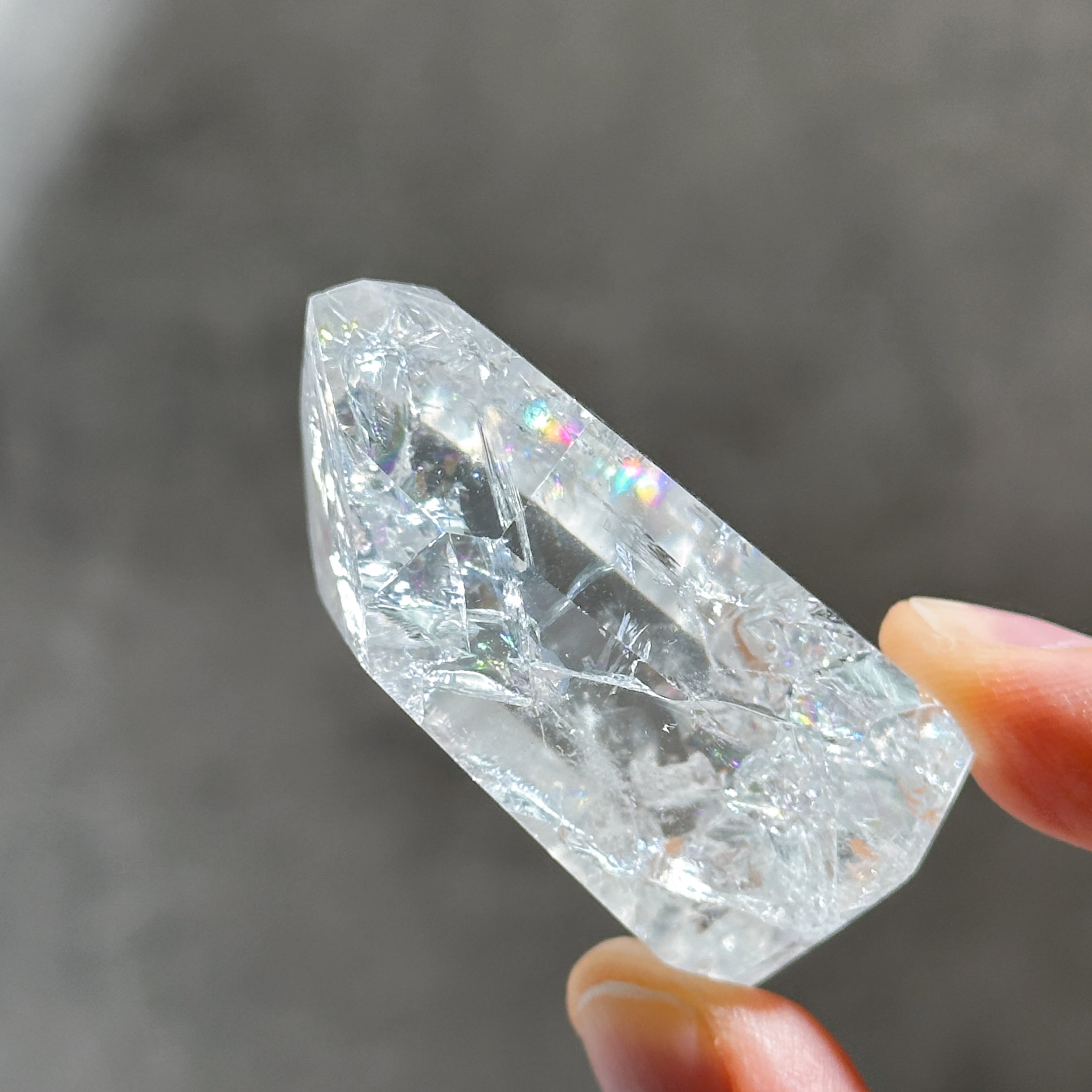 アイリス　クラック　水晶　めちゃくちゃ綺麗です^_^ アイリスクォーツ｜特徴・効果・意味を解説。虹色に輝く理由とは？