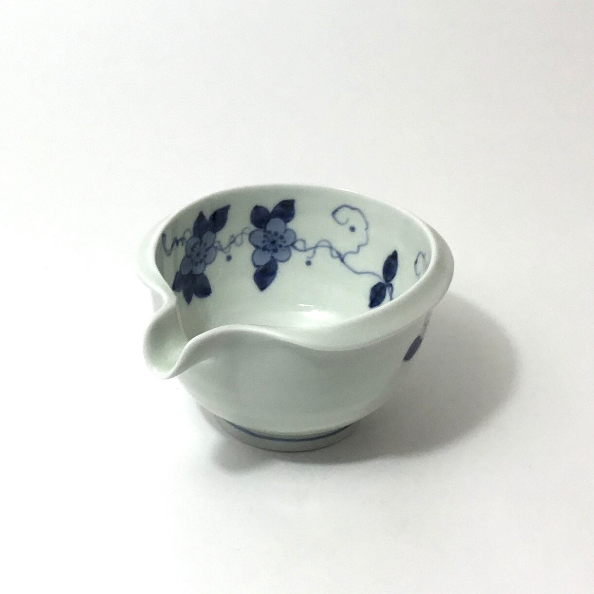 イムサエムさんの片口鉢 花弁型 青白い花模様の陶器ボウル a97f2c1bb47cfe8fb7dc75eb9f9223