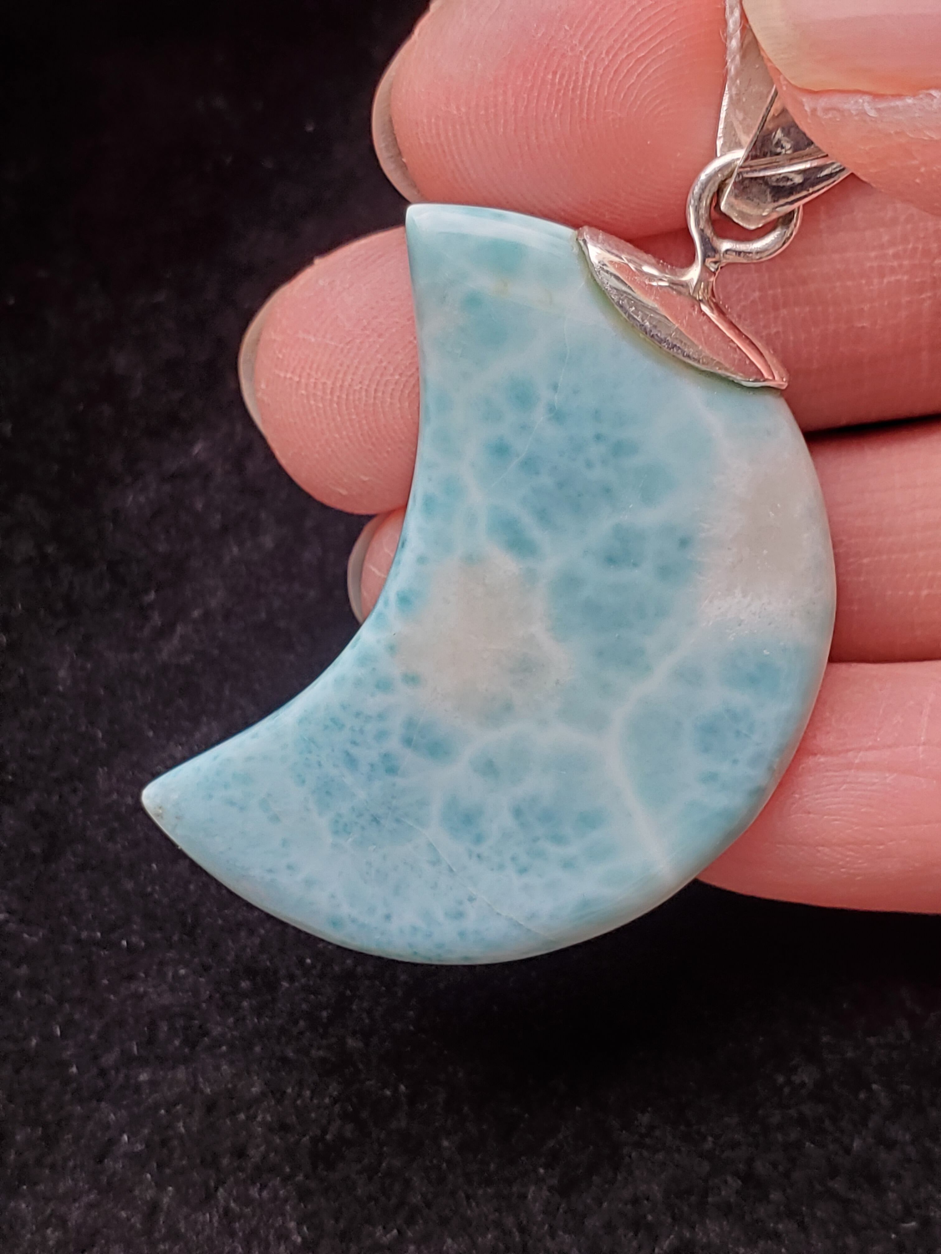 ラリマー月型ペンダント