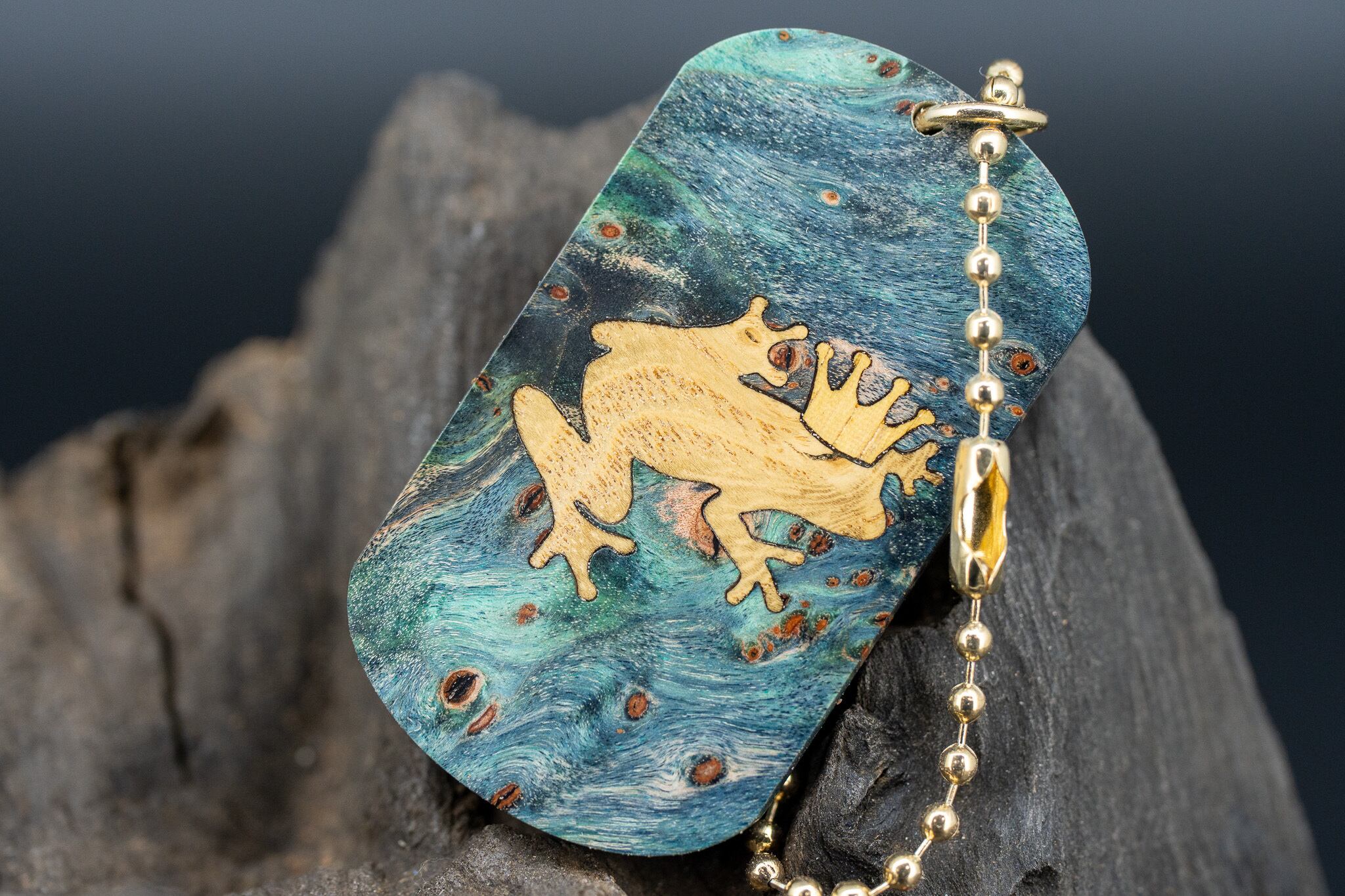 【朱色の銘木】 本花梨瘤 スタビライズウッド ドッグタグ 木象嵌 カエルの王様