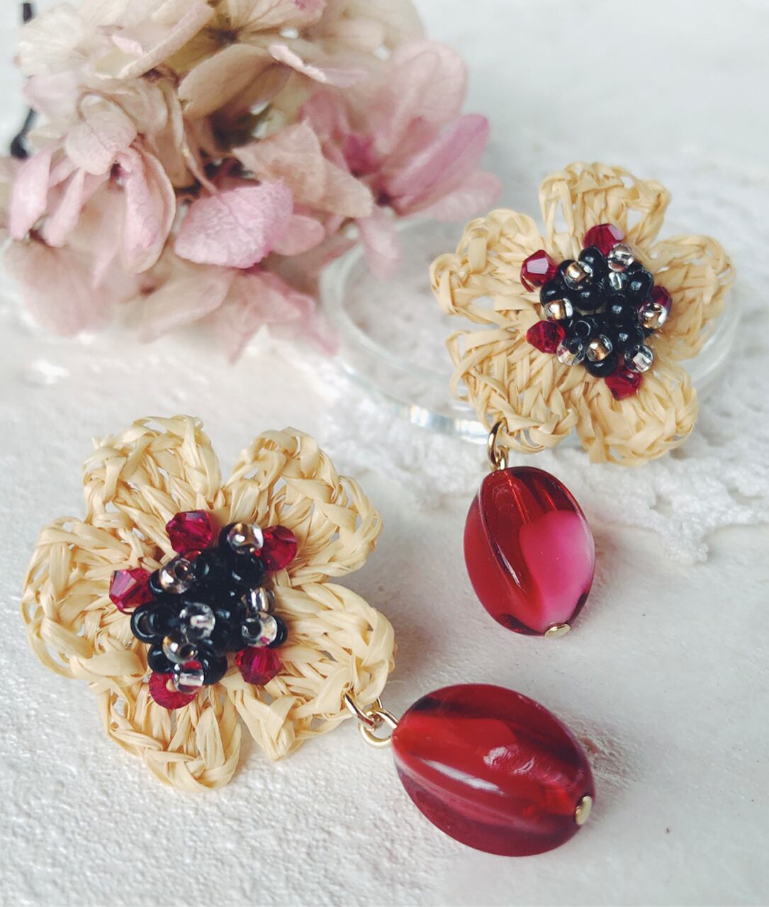 ラフィアの花のビジューイヤリング