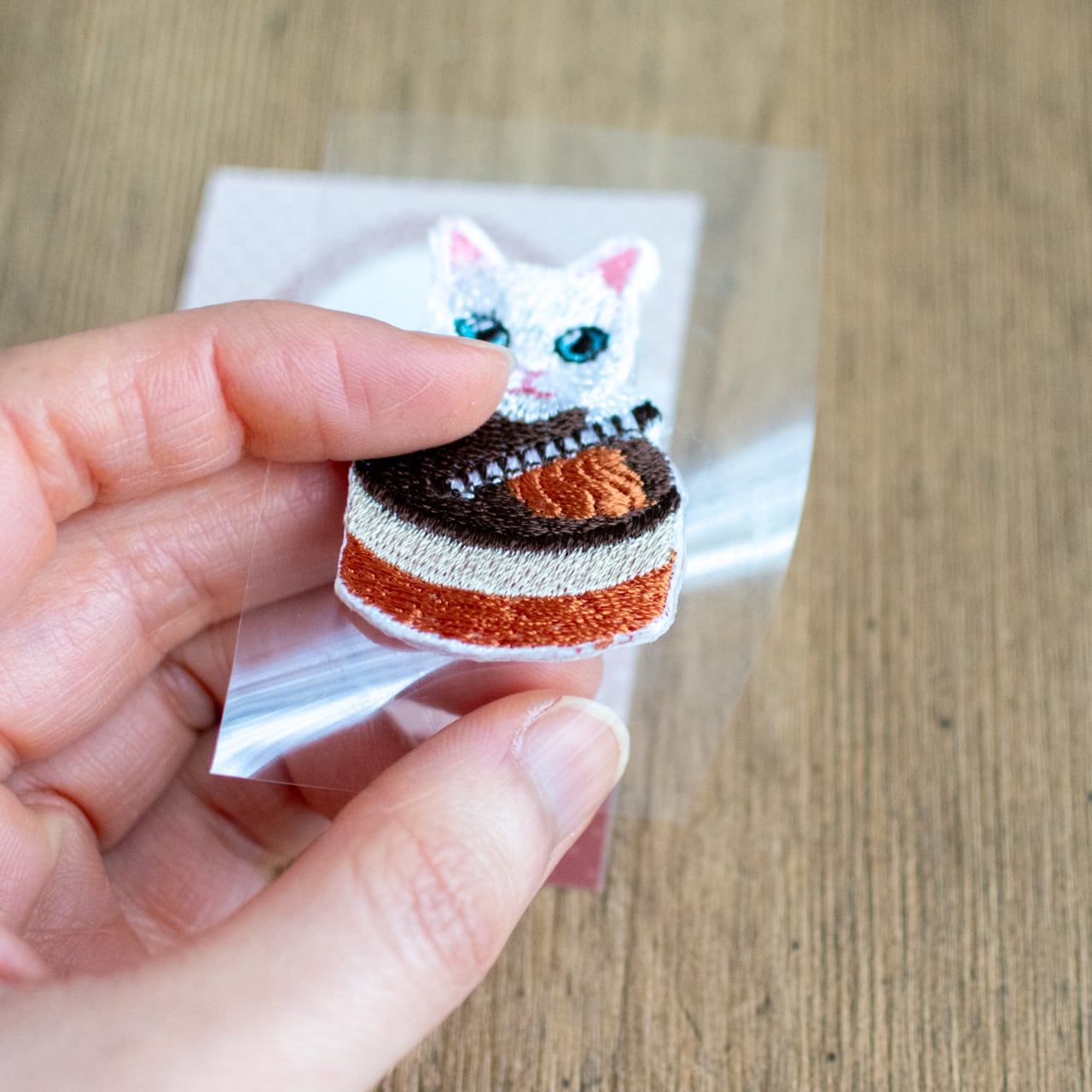 甘い時間を閉じ込めた、にゃんスイーツ刺繍シール【チョコケーキ