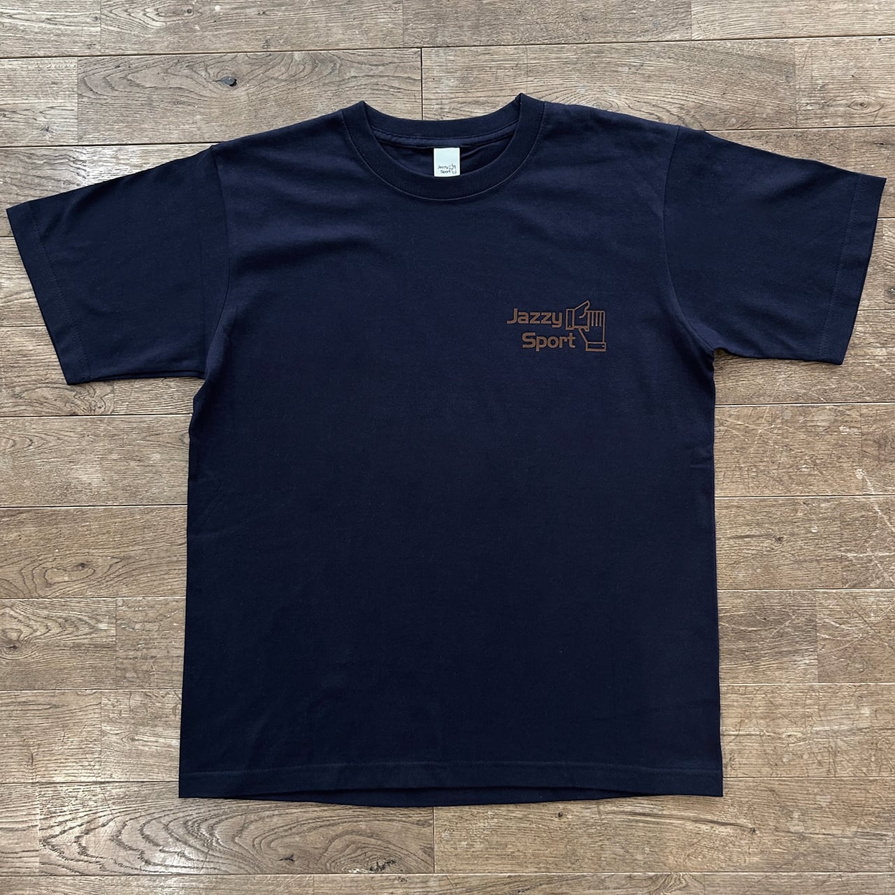 J.S. ロゴ Tシャツ(ネイビー) | Jazzy Sport Shimokitazawa J.S. ロゴ Tシャツ(ネイビー) | Jazzy Sport Shimokitazawa
