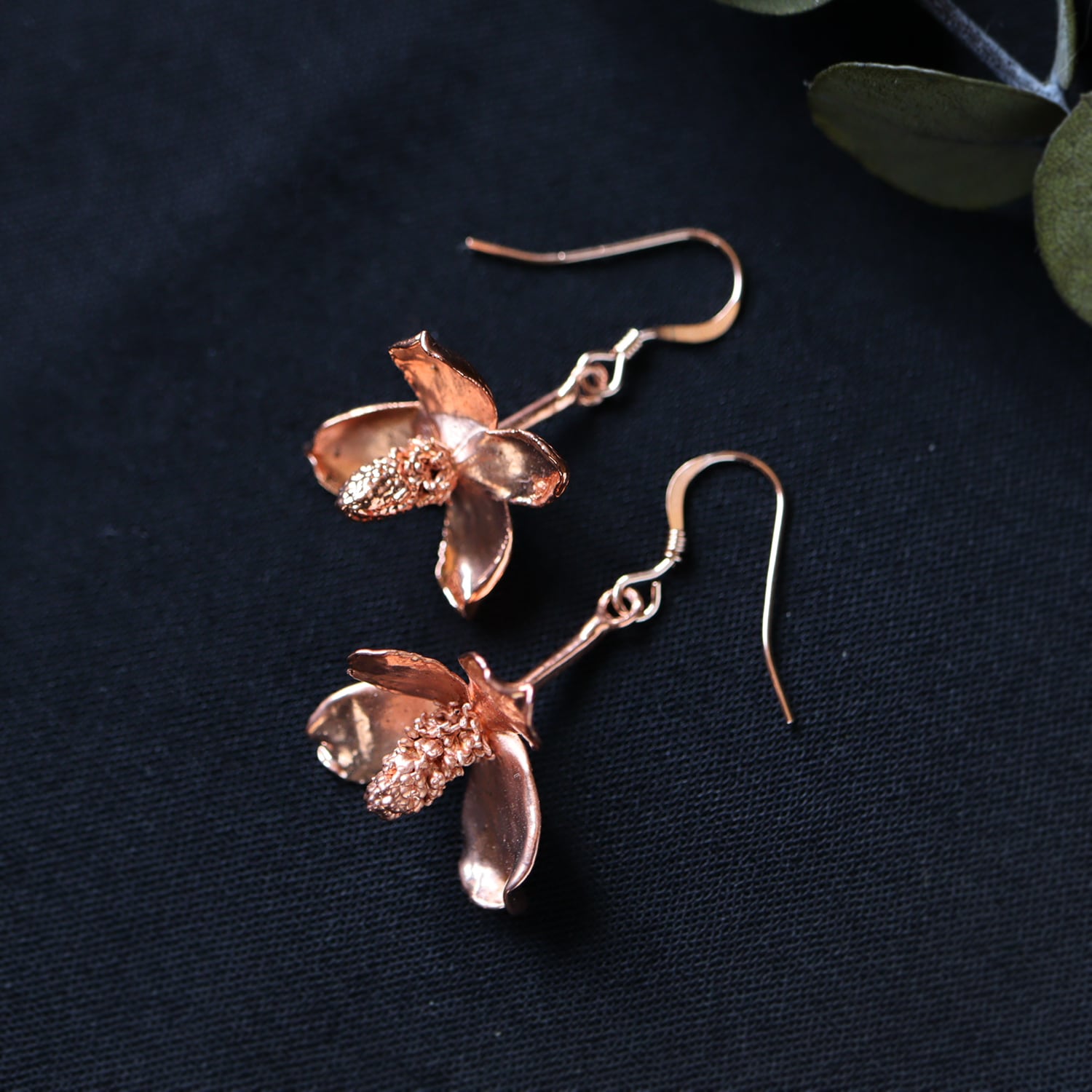 ドクダミの花を銅化したピアス | witch/花石:鉱物植物アクセサリー