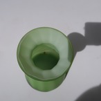 マットグリーンの一輪挿し