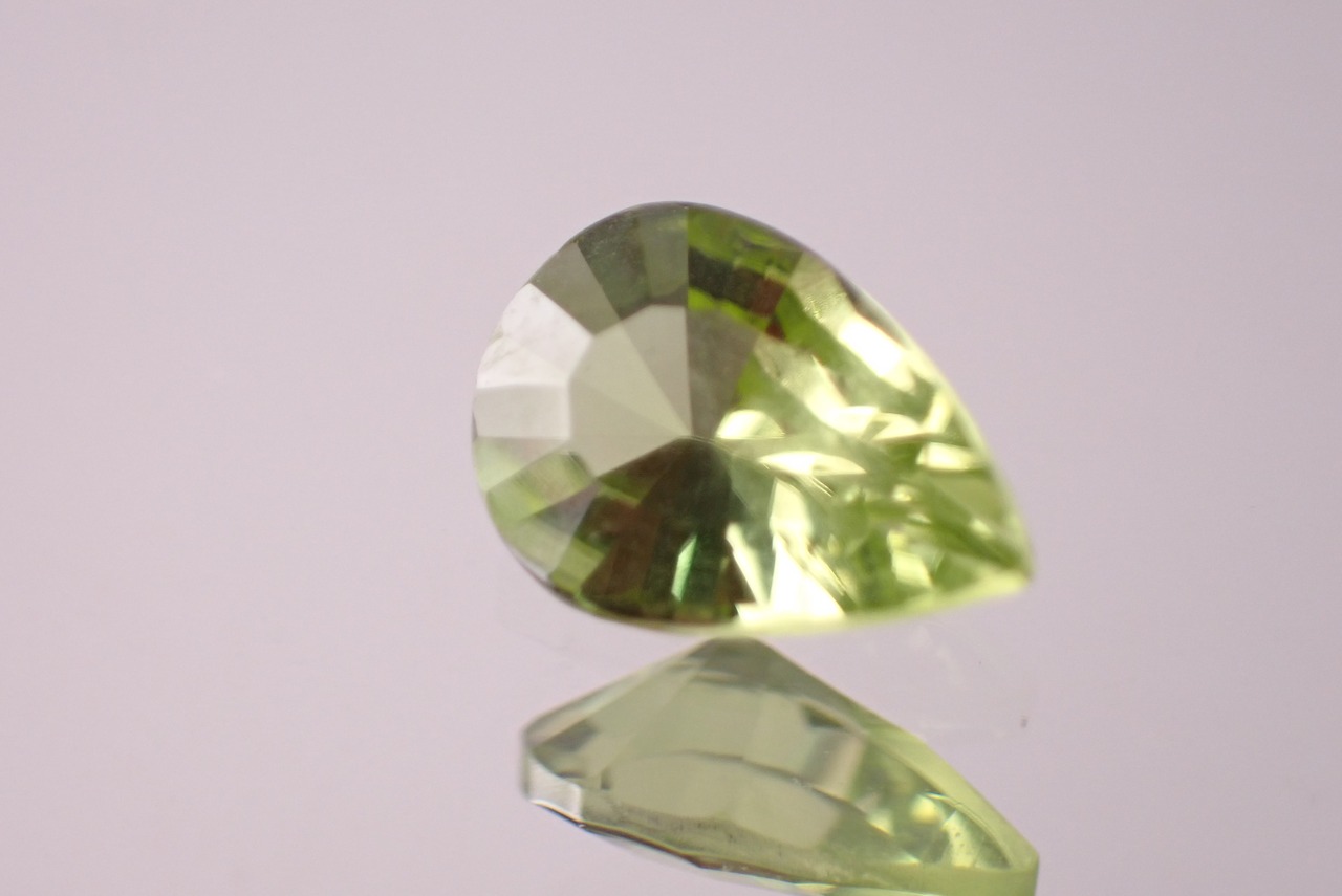 ペリドット(コンケーブカット)　0.64ct　[D2-348]